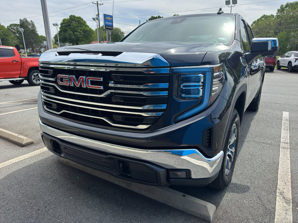 Used 2025 GMC Sierra 1500 SLT image 1
