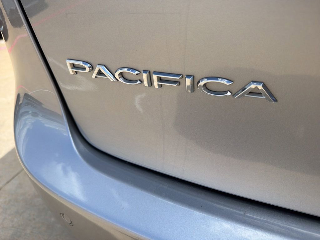 Used 2017 Chrysler Pacifica Touring-L image 10