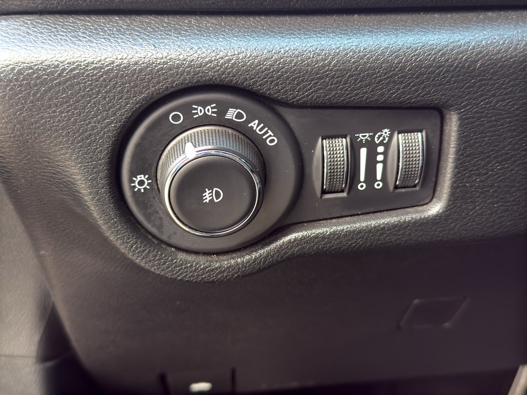Used 2025 Chrysler Pacifica Select FWD image 13