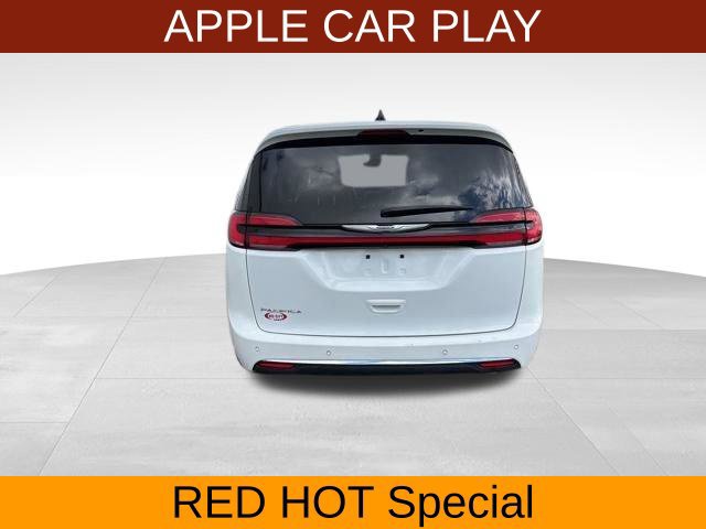 Used 2023 Chrysler Pacifica Touring-L FWD image 6