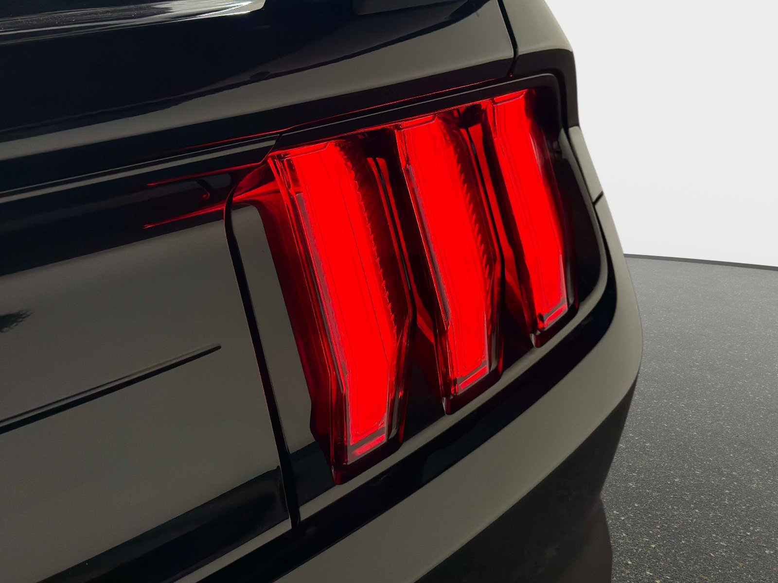 Used 2022 Ford Mustang Shelby GT500 w/ Technology Package RWD image 16