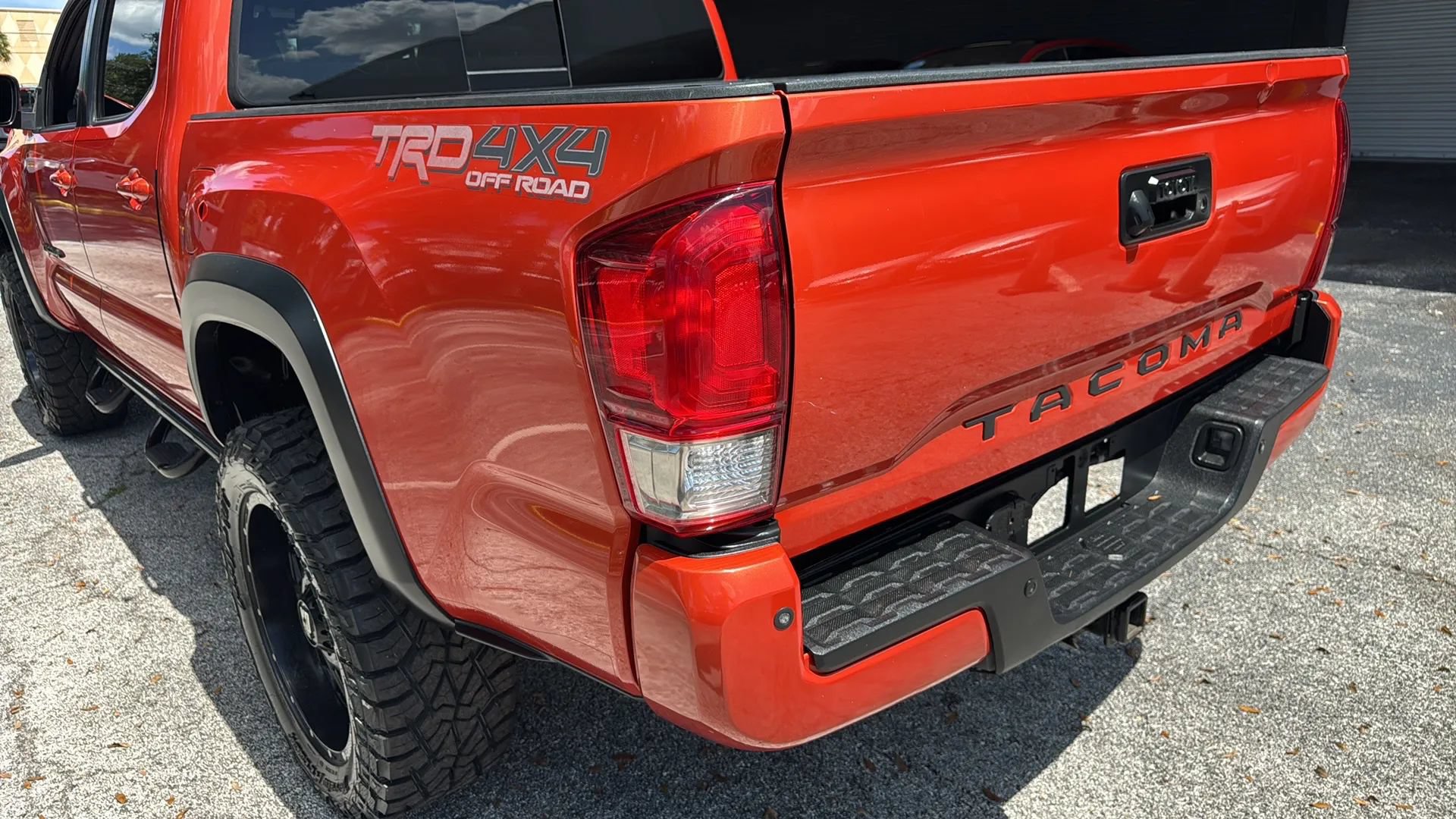 Used 2017 Toyota Tacoma TRD Off-Road w/ Premium & Technology Package AWD/4WD image 45