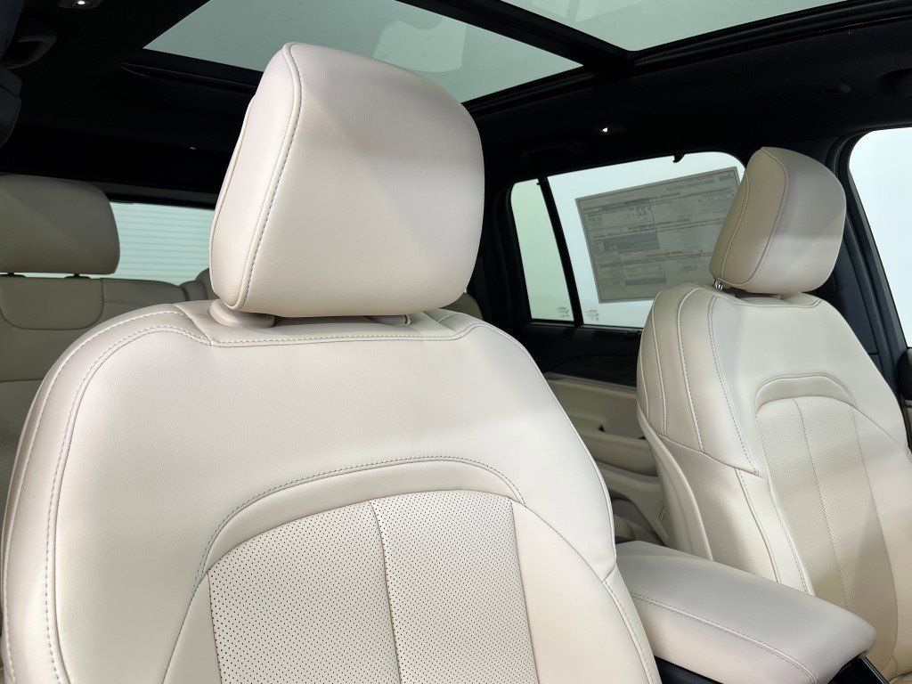 New 2025 Jeep Grand Cherokee Limited w/ Luxury Tech Group II image 8