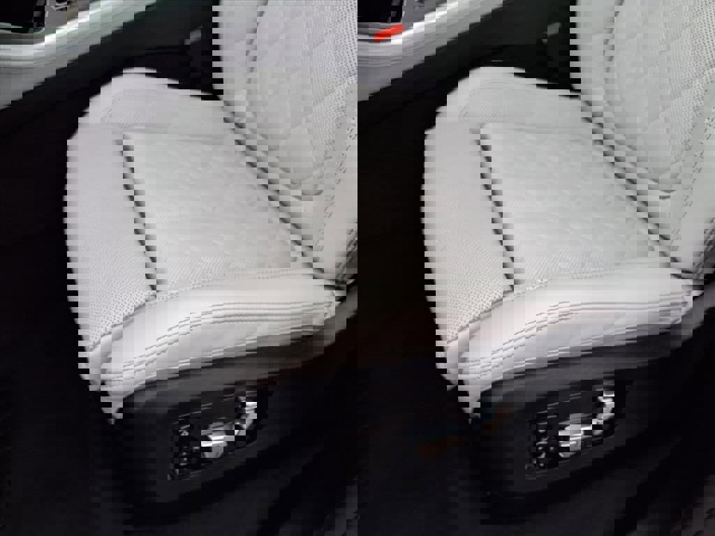 Used 2026 BMW X5 xDrive50e image 26