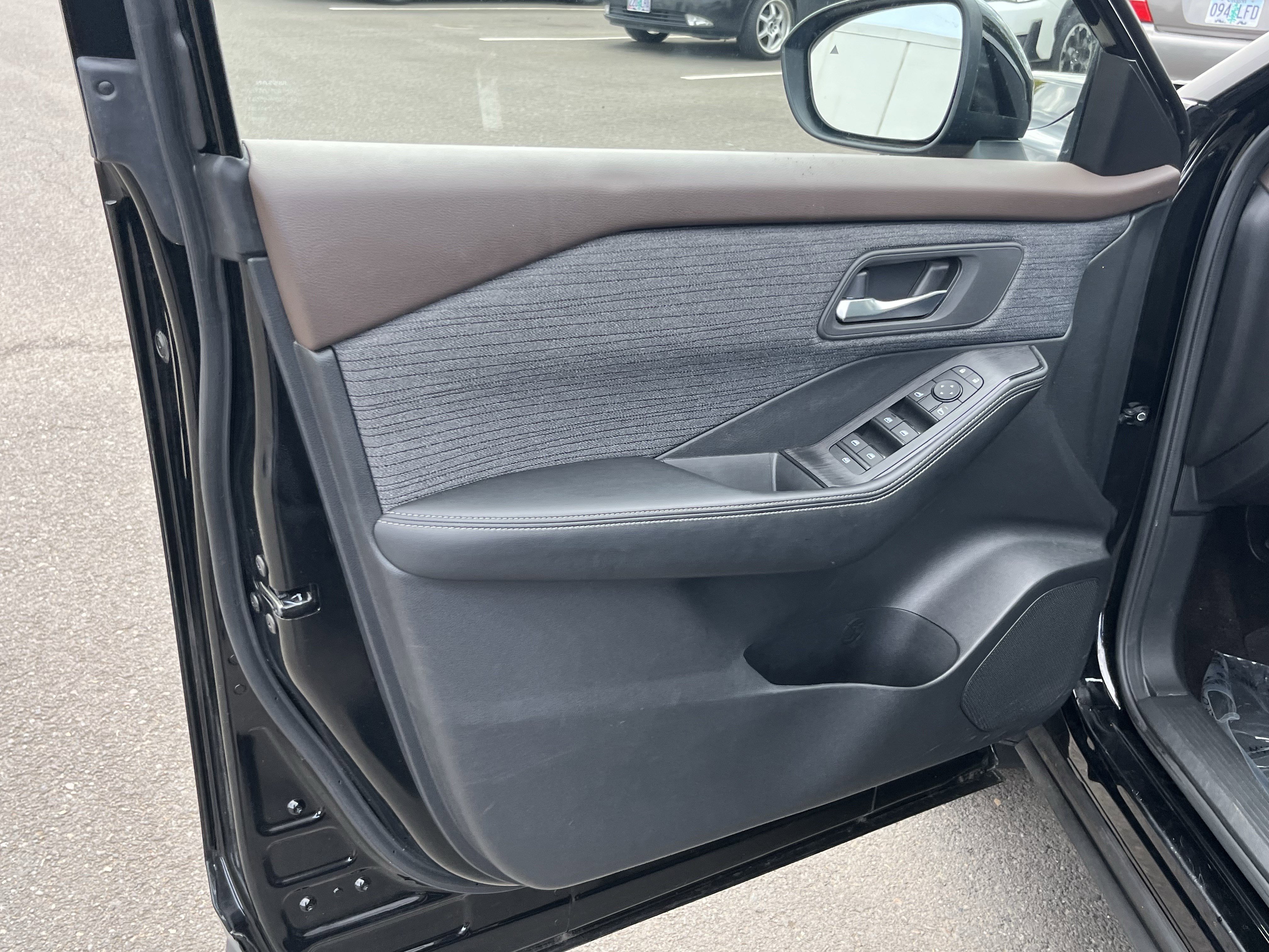 Used 2023 Nissan Rogue SV image 15