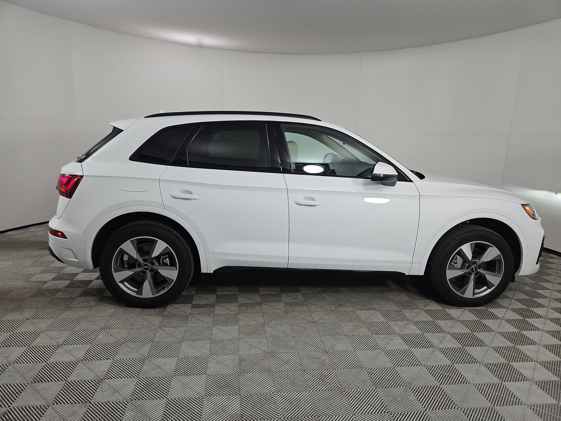 Certified 2025 Audi Q5 2.0T Premium w/ Convenience Plus Package image 8