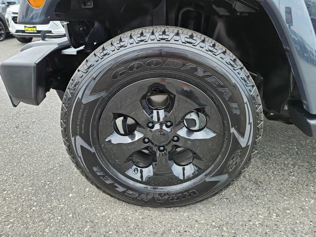 Used 2016 Jeep Wrangler Unlimited Sahara w/ Connectivity Group AWD/4WD image 10