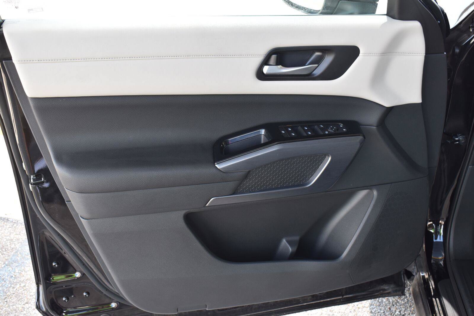 Used 2025 Nissan Pathfinder SL FWD image 21