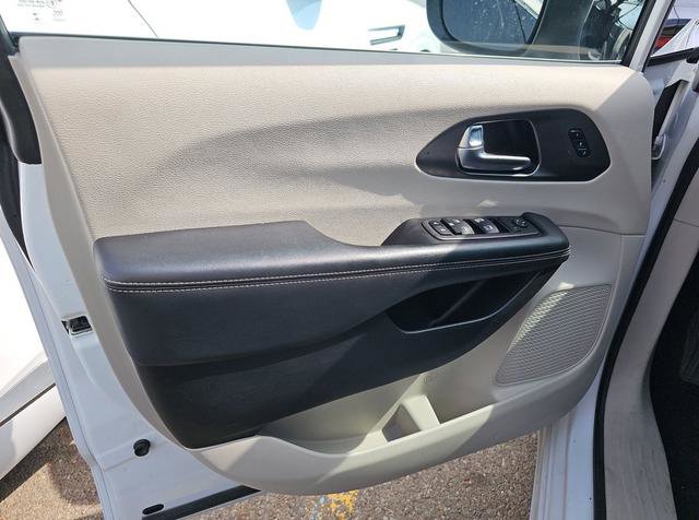 Used 2023 Chrysler Pacifica Touring-L image 9