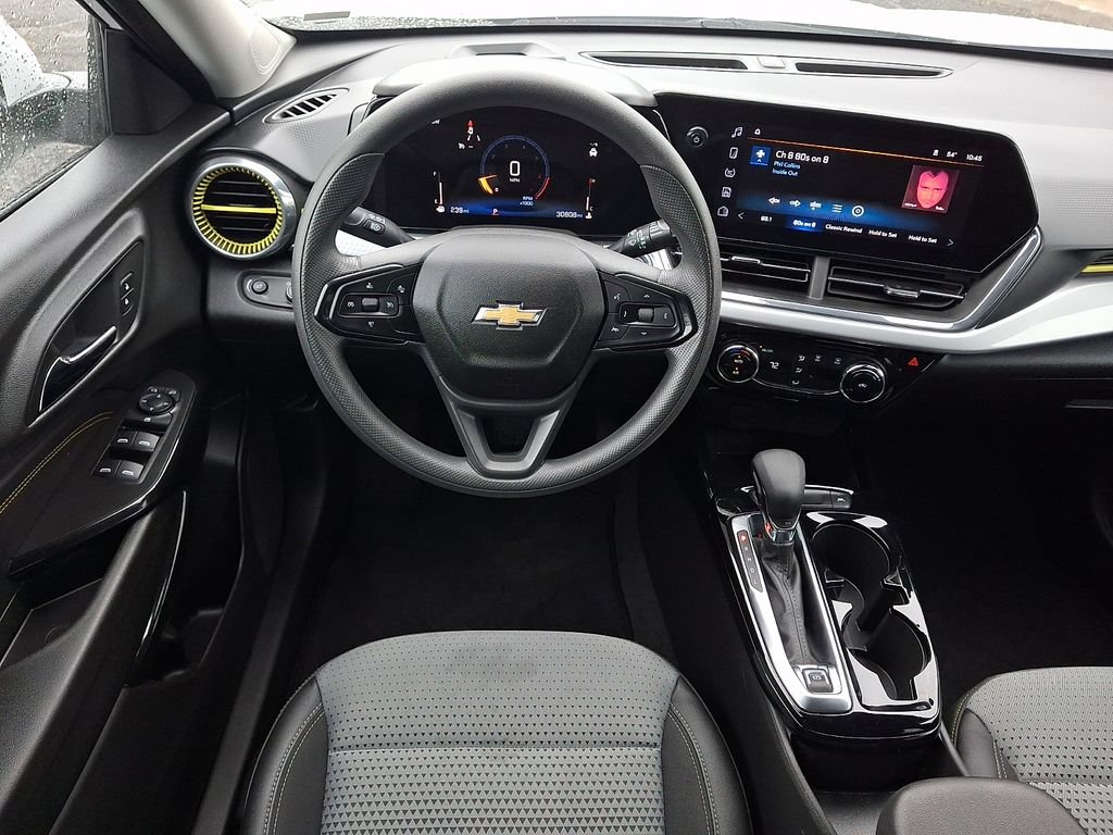 Used 2025 Chevrolet Trax LT FWD image 2