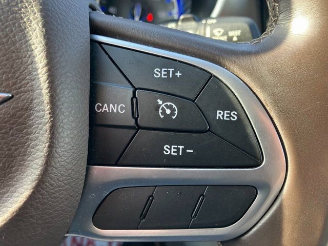 Used 2017 Chrysler Pacifica Touring-L w/ Tire & Wheel Group image 4