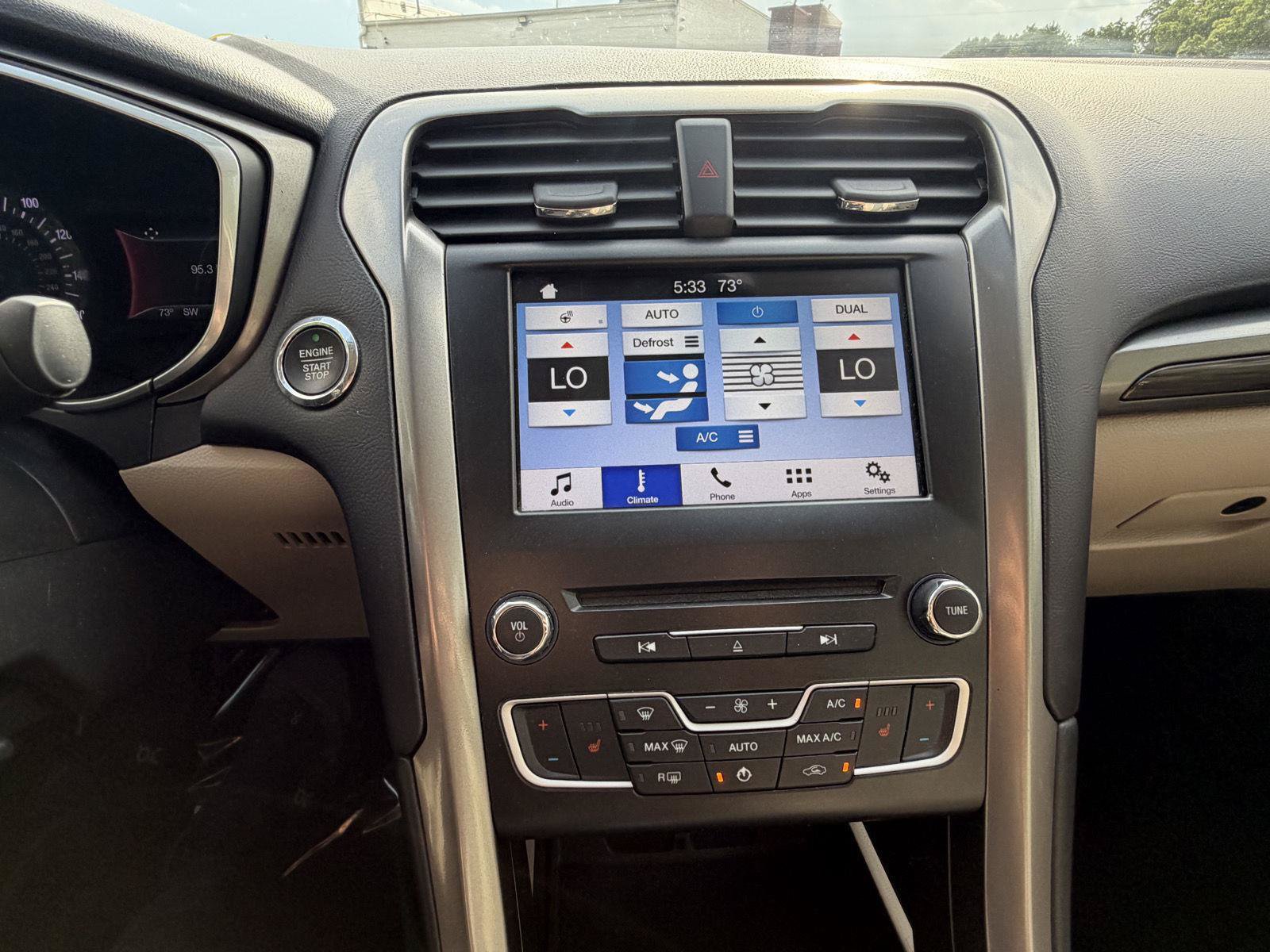 Used 2017 Ford Fusion SE w/ Fusion SE Technology Package FWD image 16