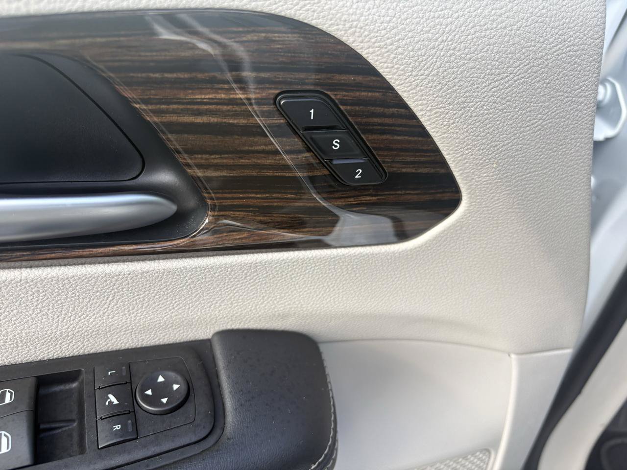 Used 2024 Chrysler Pacifica Limited FWD image 13