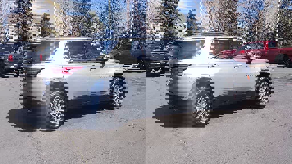 Used 2023 Chevrolet Traverse LT w/ Rear Camera Mirror Package image 9