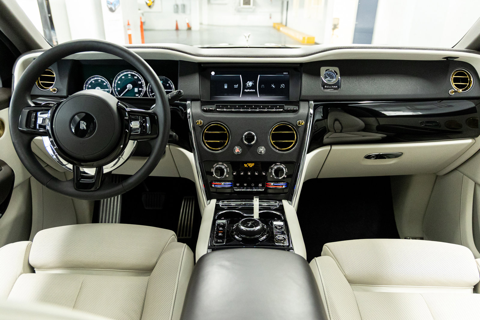 Certified 2023 Rolls-Royce Cullinan w/ Cullinan Package image 44