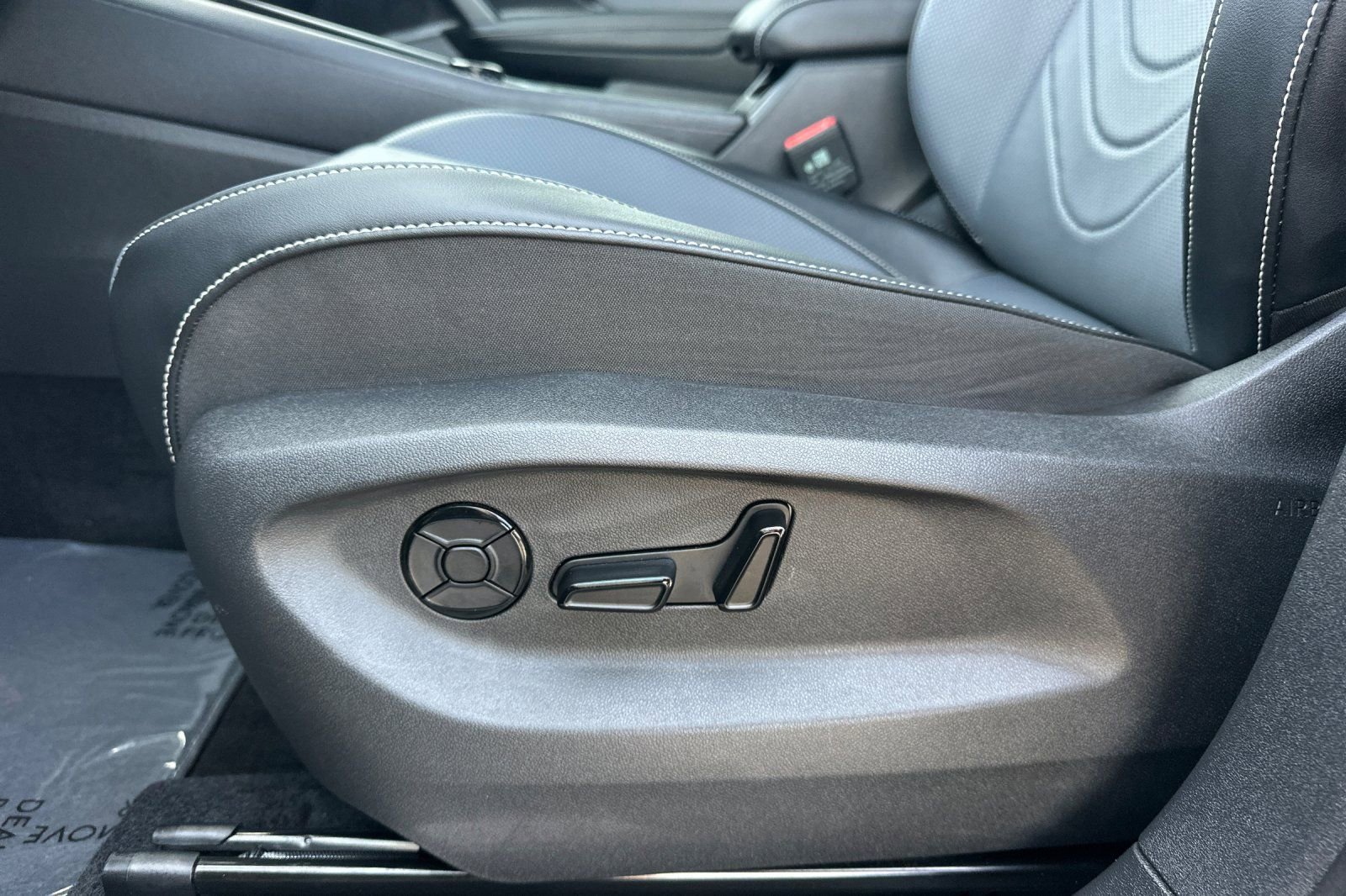 Used 2025 Volkswagen Tiguan SE FWD image 13