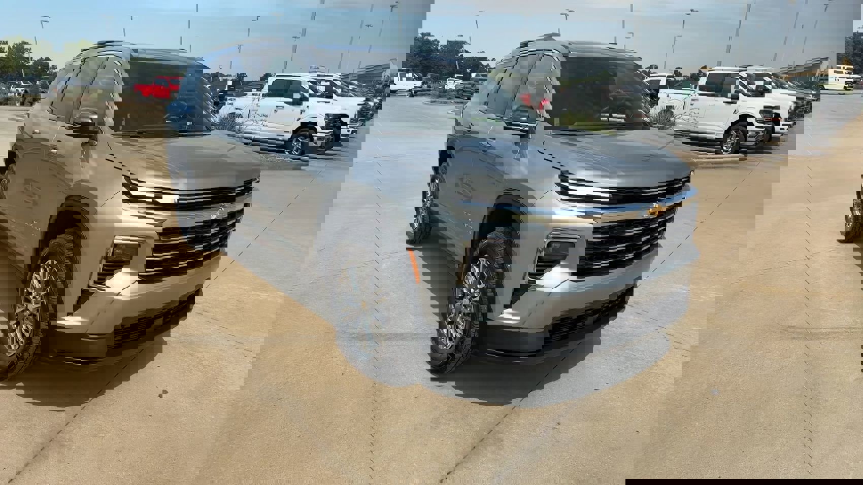 Used 2025 Chevrolet Traverse LT image 3