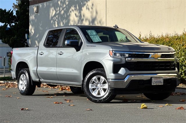 Used 2025 Chevrolet Silverado 1500 LT image 2
