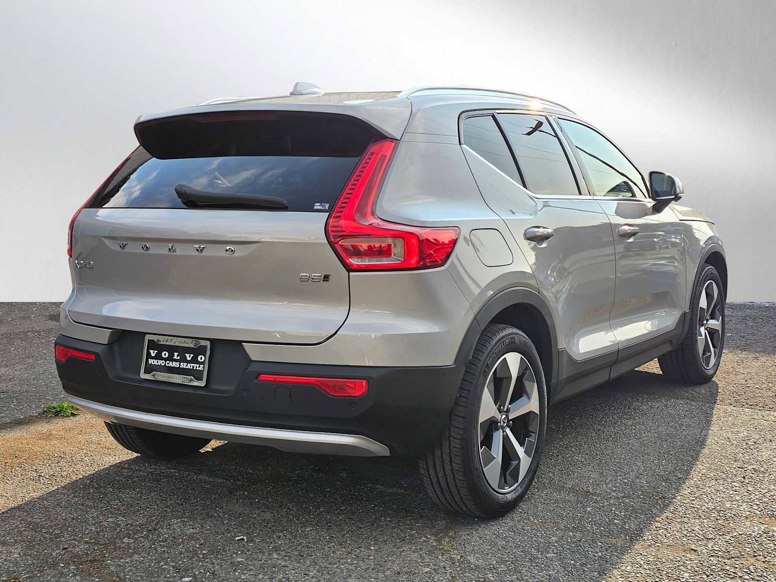 Used 2023 Volvo XC40 B5 Plus w/ Driver Assist Package image 7