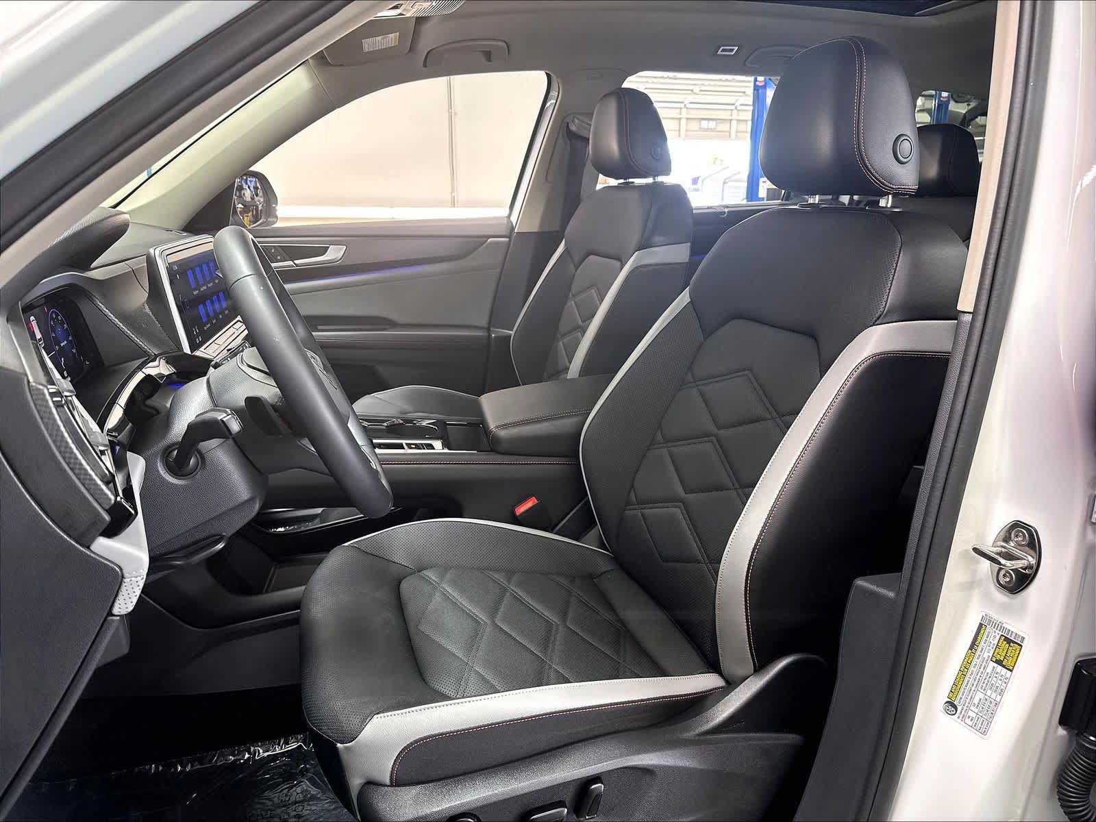 Used 2024 Volkswagen Atlas Peak Edition SE AWD/4WD image 24