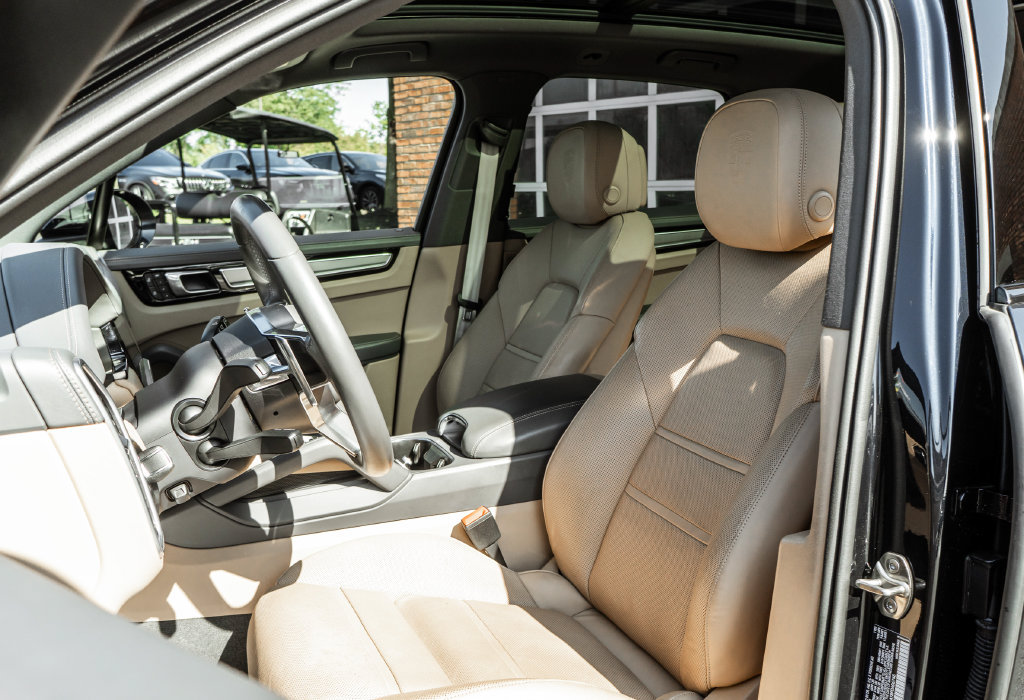 Used 2023 Porsche Cayenne Platinum Edition AWD/4WD image 6