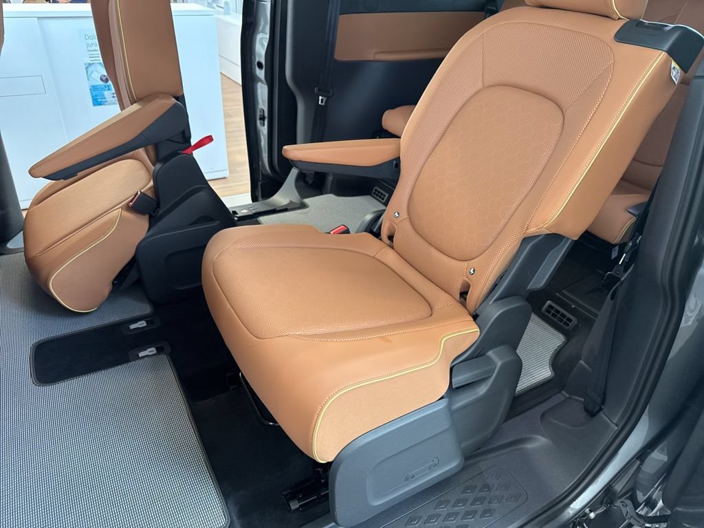 New 2025 Volkswagen ID. Buzz Pro S Plus AWD/4WD image 14