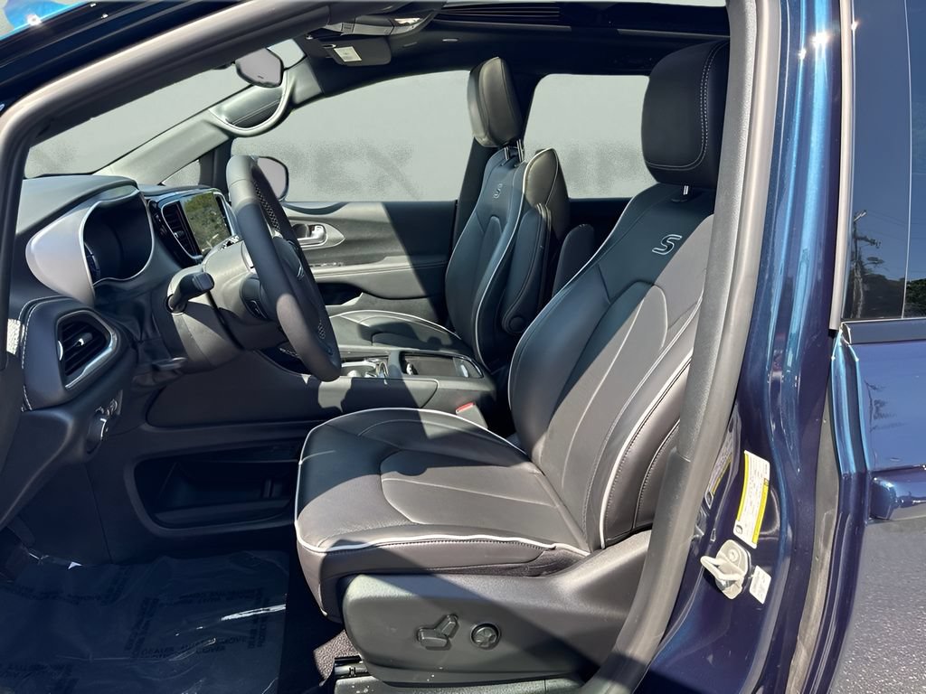 Used 2024 Chrysler Pacifica Premium FWD image 9