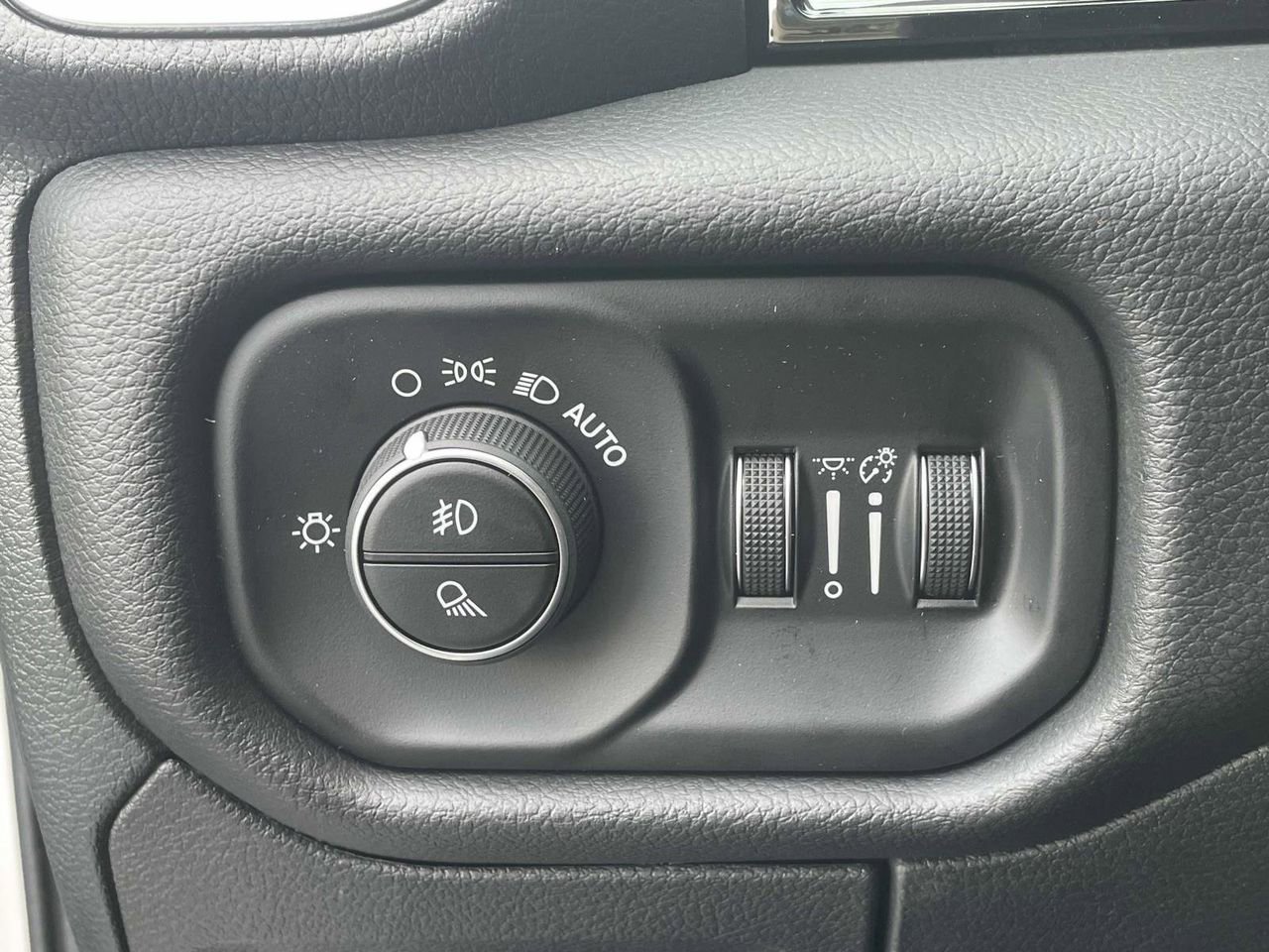 New 2026 RAM 1500 Laramie AWD/4WD image 14