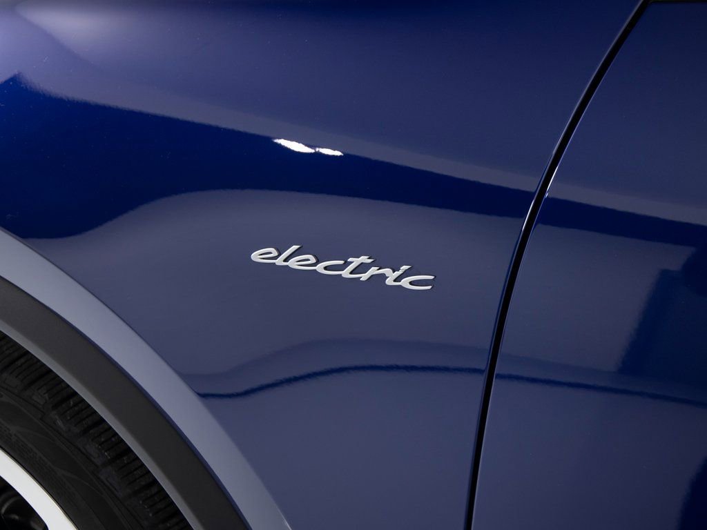 Certified 2025 Porsche Macan 4S Electric image 40