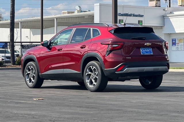 Used 2025 Chevrolet Trax LT w/ LT Convenience Package image 6
