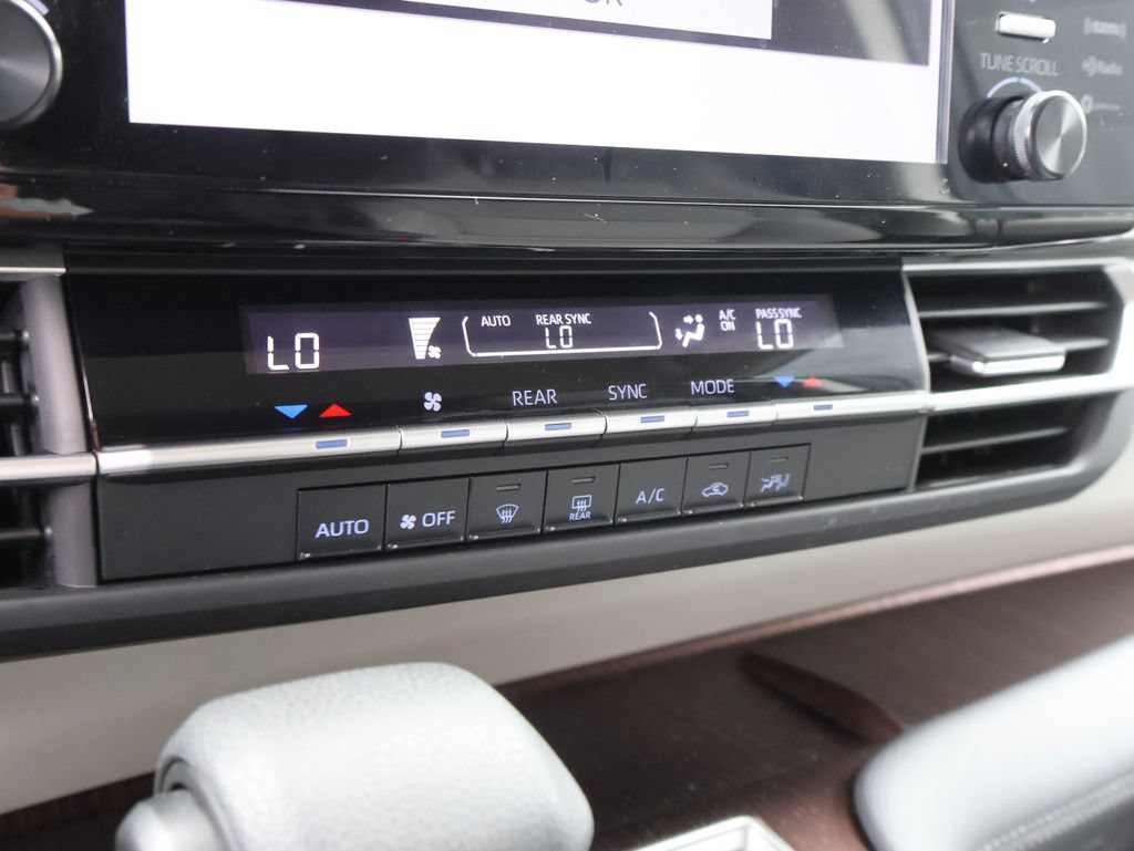 Used 2024 Toyota Sienna LE FWD image 34