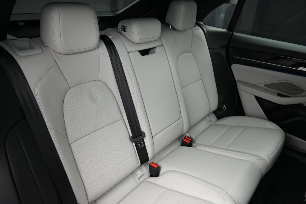 Certified 2025 Porsche Macan Electric RWD image 26