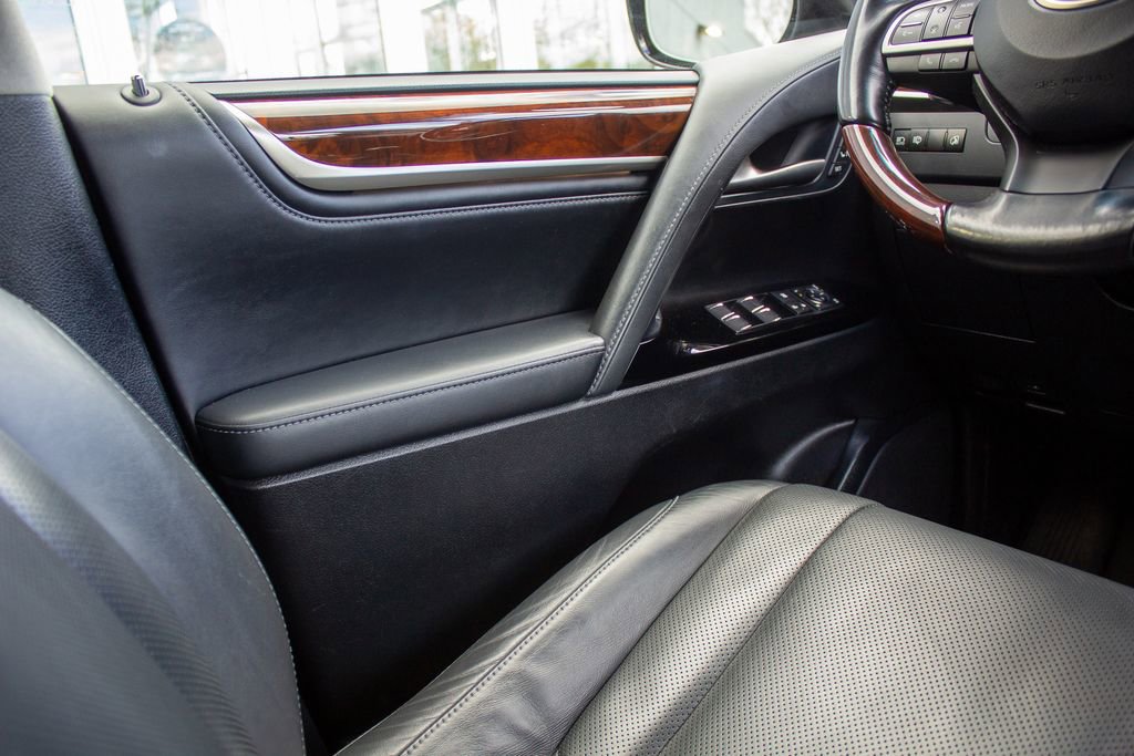 Used 2021 Lexus LX 570 4WD w/ Luxury Package image 19