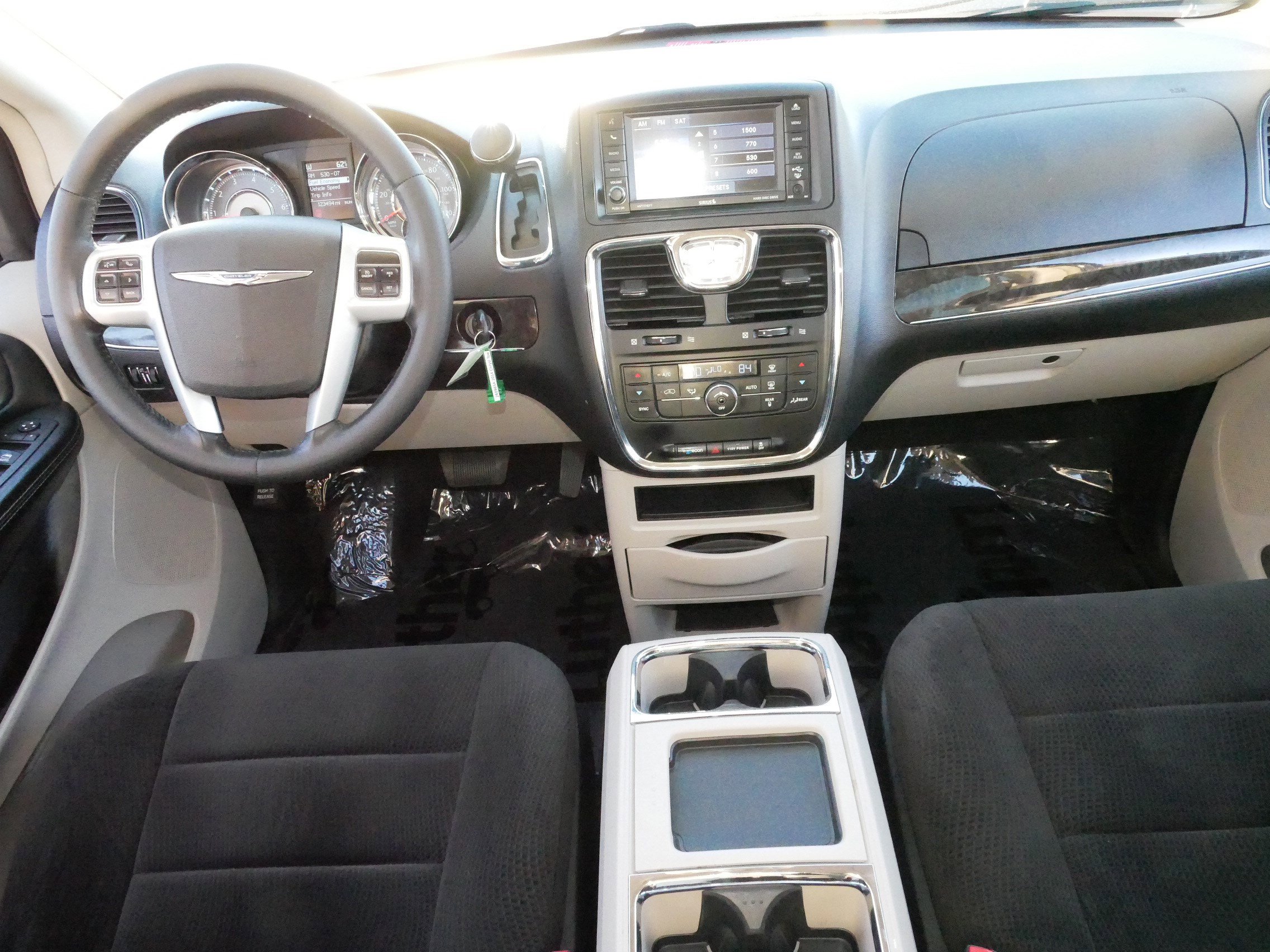 Used 2014 Chrysler Town & Country Touring image 10