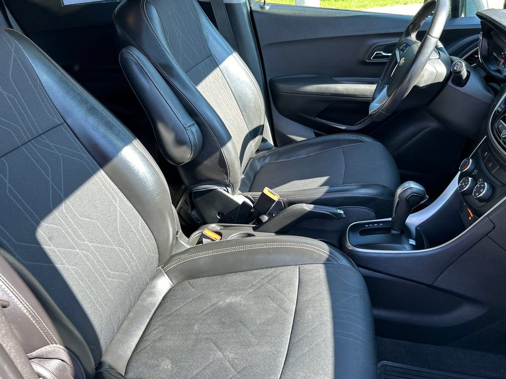 Used 2019 Chevrolet Trax LT w/ LT Convenience Package FWD image 14
