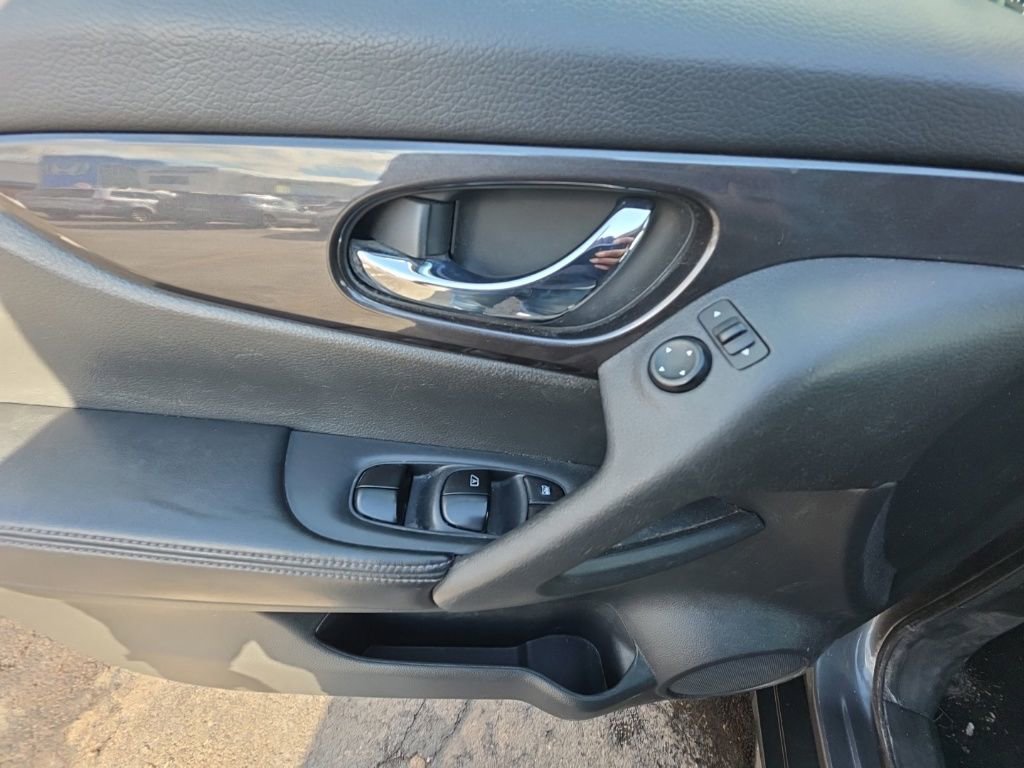 Used 2018 Nissan Rogue S image 12