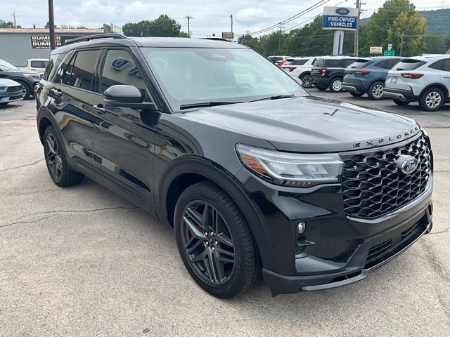 Used 2025 Ford Explorer ST image 3