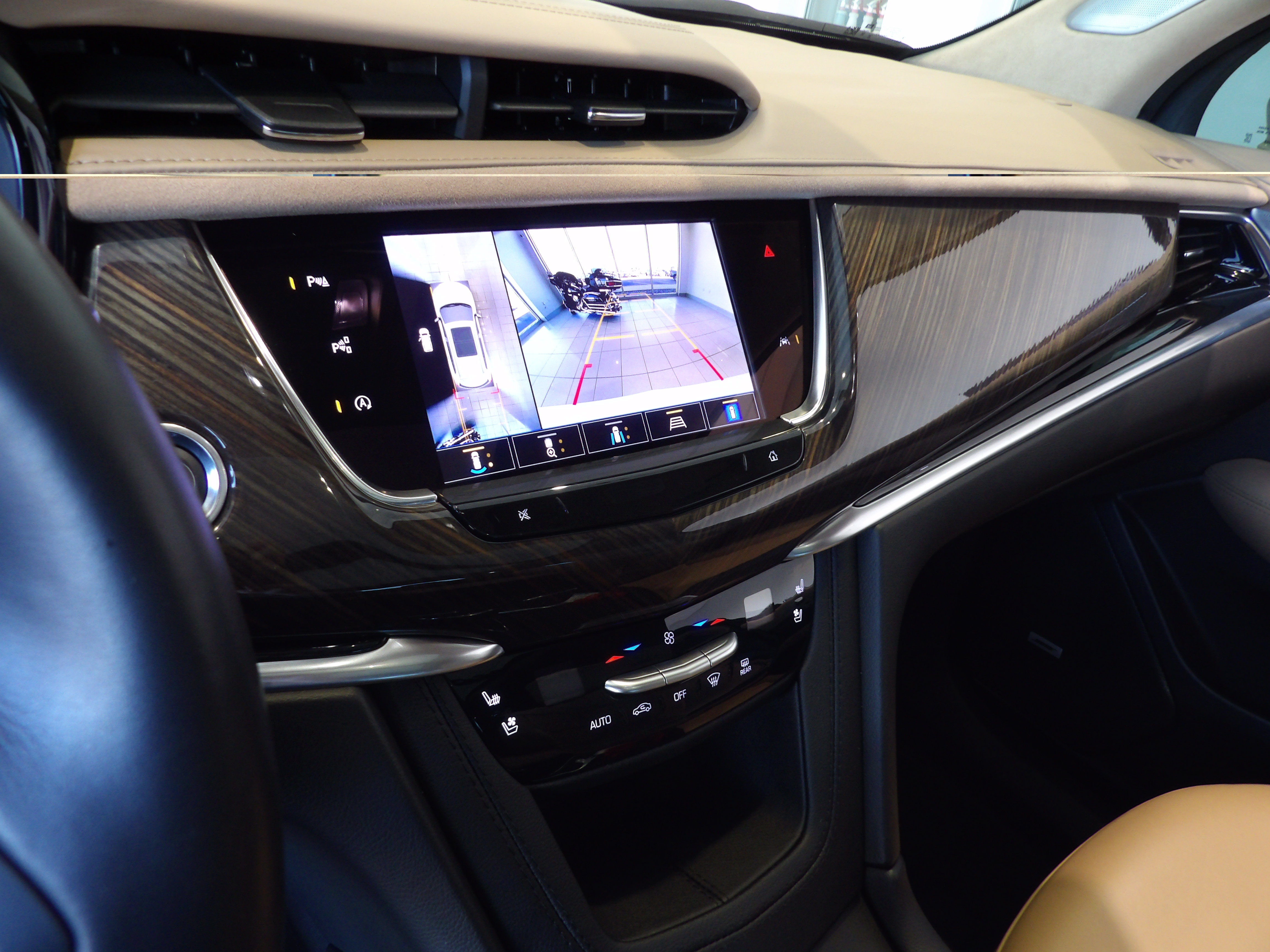 Used 2025 Cadillac XT6 Sport w/ Platinum Package AWD/4WD image 14