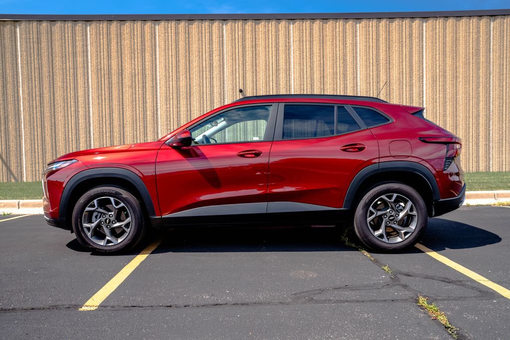 Certified 2025 Chevrolet Trax LT w/ Driver Confidence Package FWD image 13