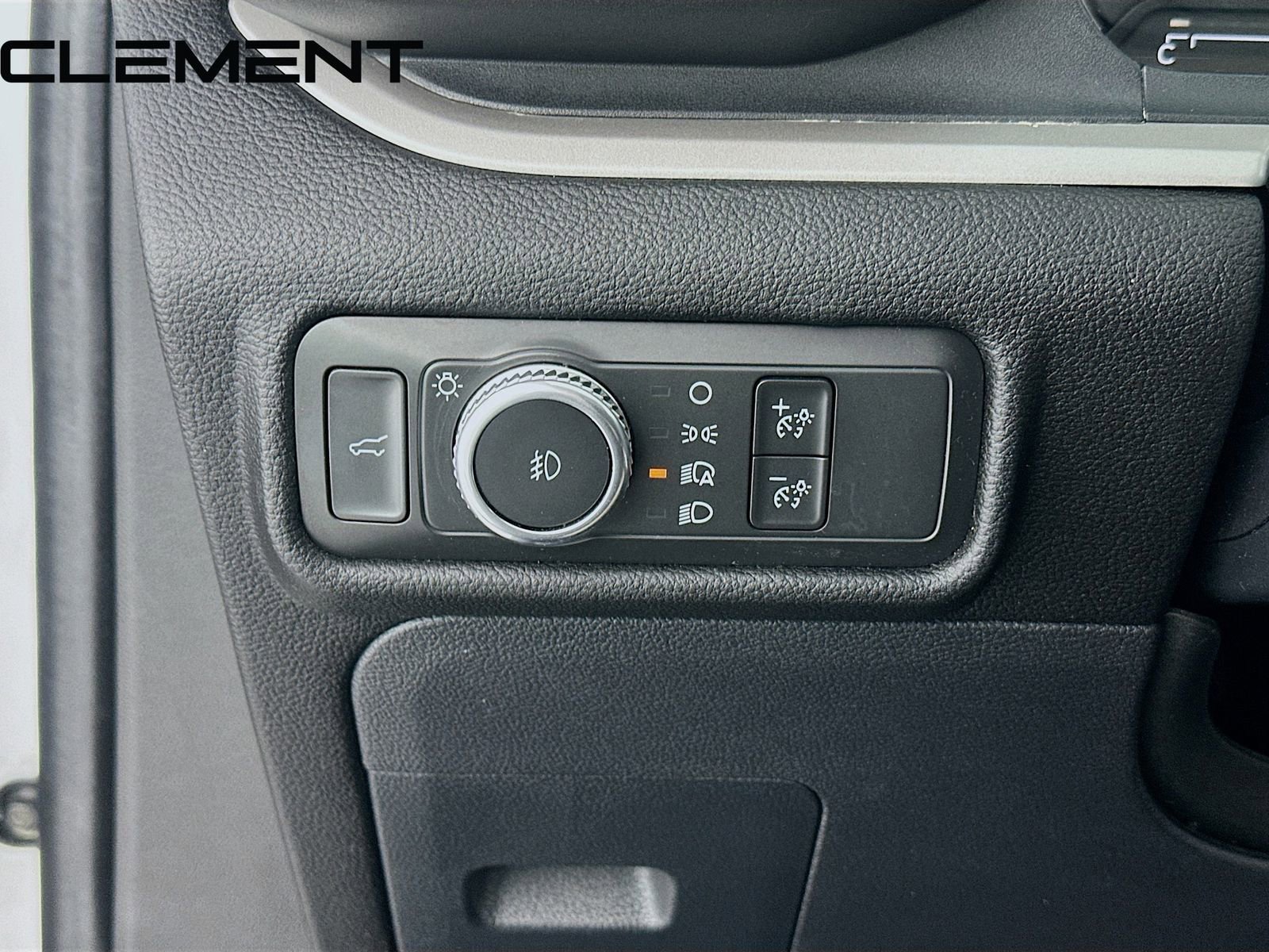 Used 2022 Ford Explorer XLT w/ Equipment Group 202A AWD/4WD image 13