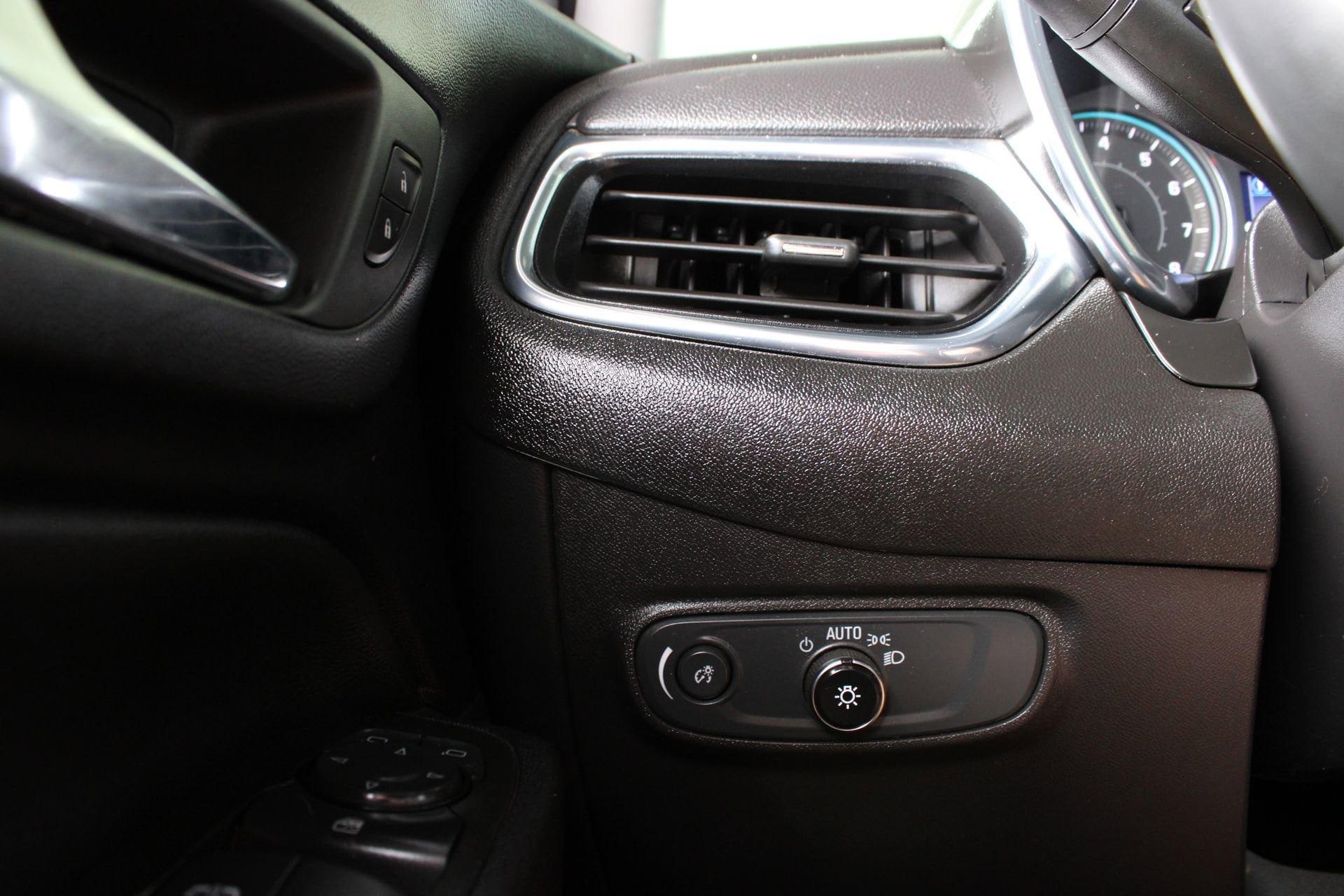 Used 2023 Chevrolet Equinox LT AWD/4WD image 26