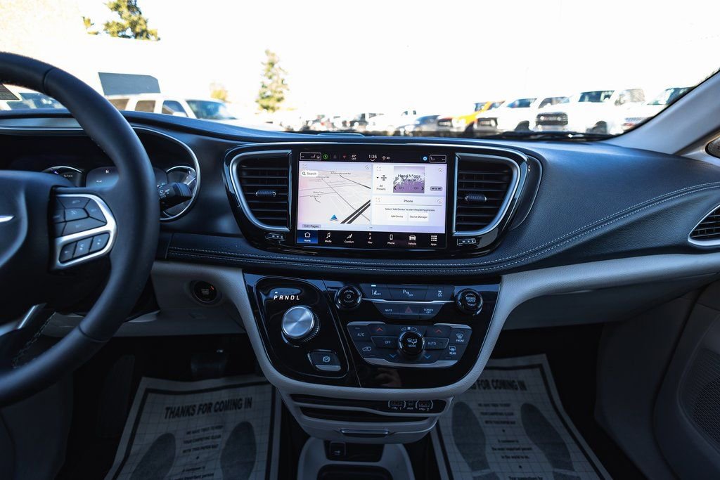 Used 2024 Chrysler Pacifica Select image 25