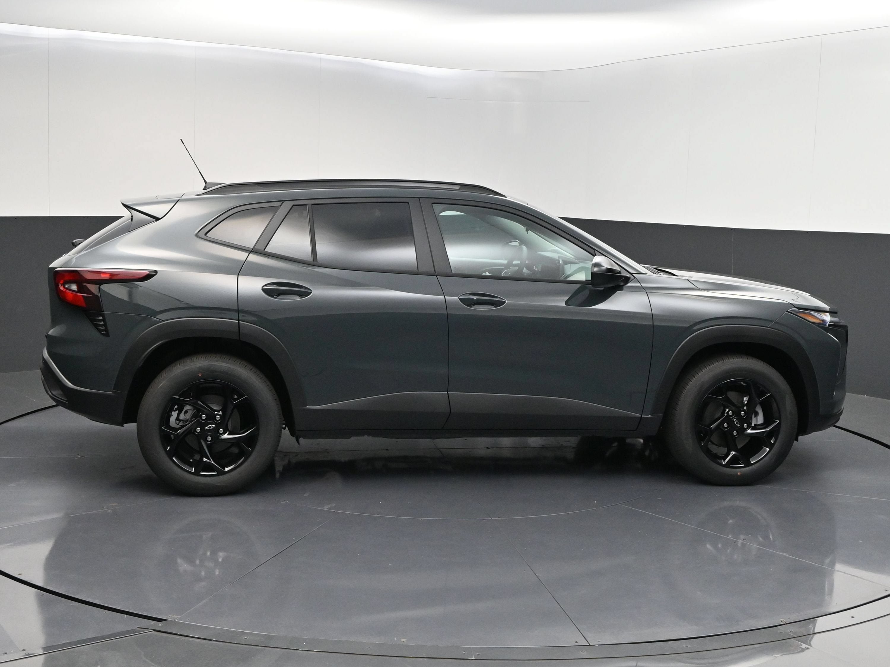 New 2026 Chevrolet Trax LT w/ Sunroof Package FWD image 9