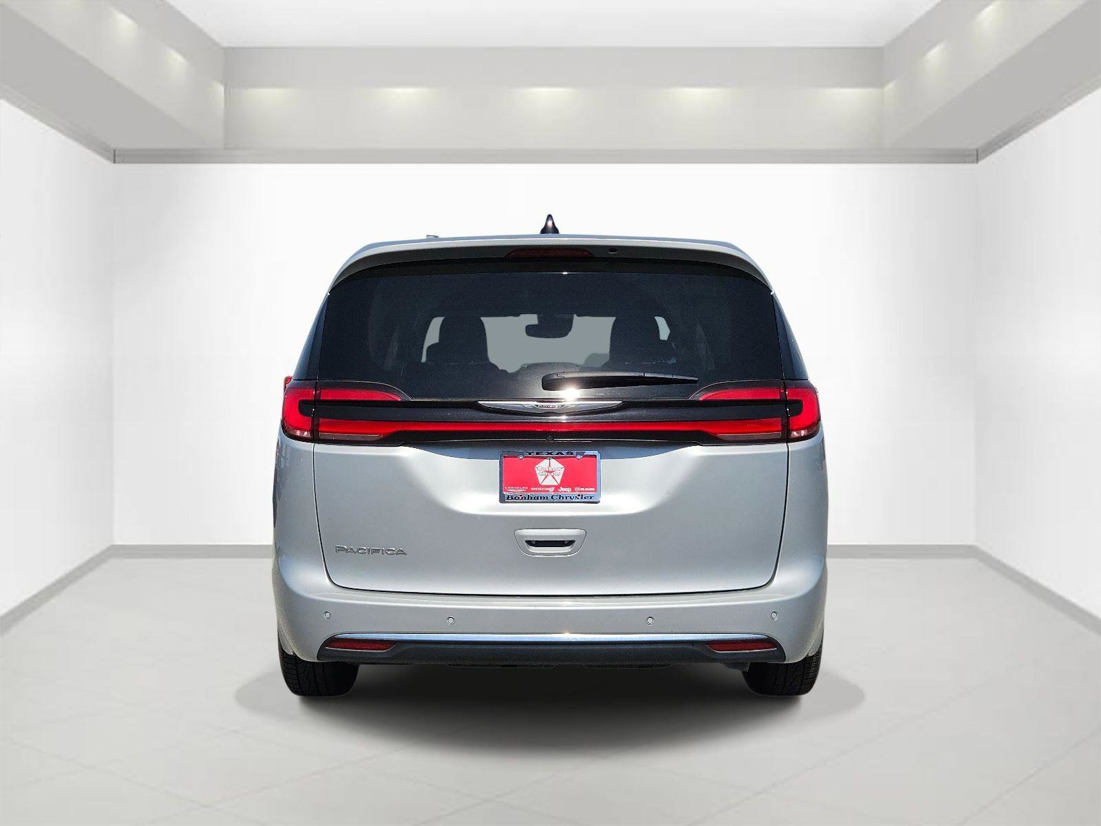 Used 2023 Chrysler Pacifica Touring-L image 5
