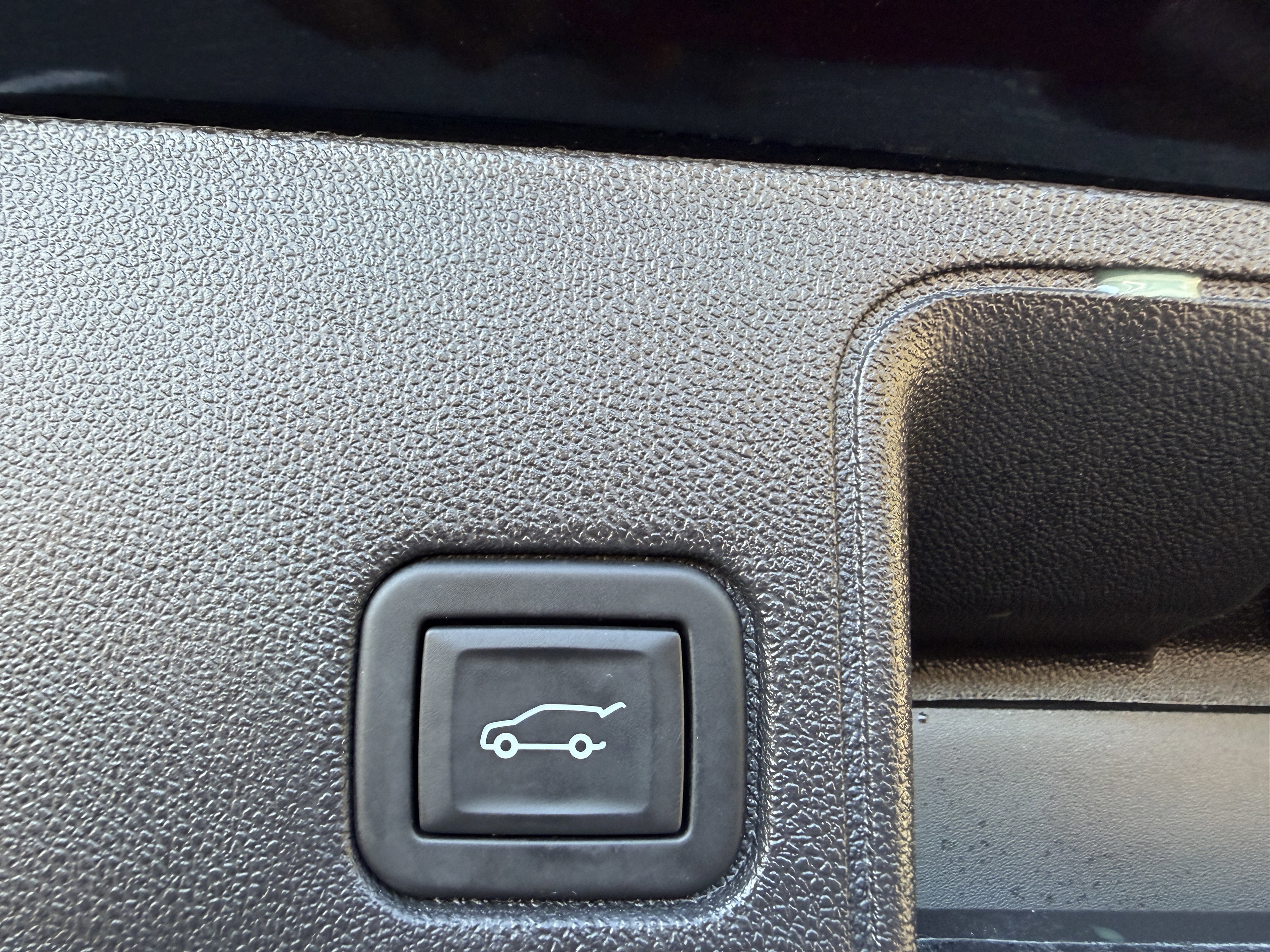 Used 2024 GMC Terrain SLT w/ Infotainment Package II image 19