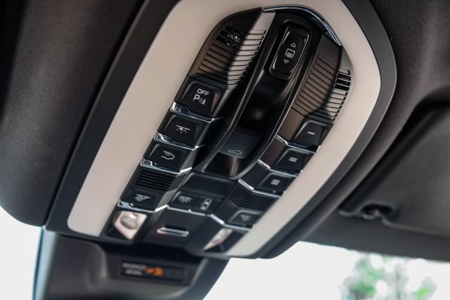 Used 2025 Porsche Macan AWD/4WD image 28