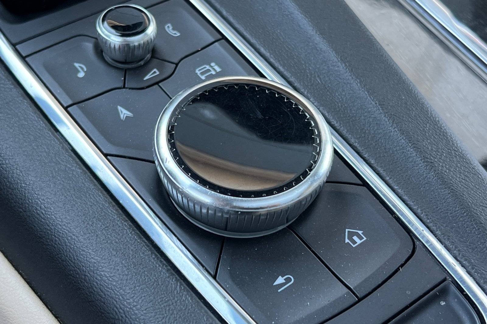 Used 2023 Cadillac Escalade Premium Luxury w/ Performance Package image 32