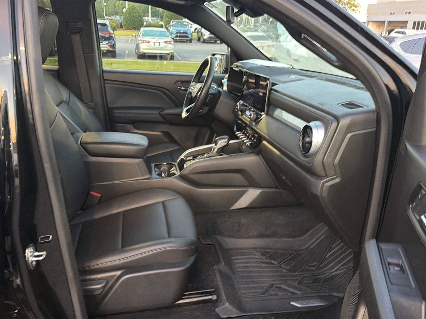 Used 2023 Chevrolet Colorado LT w/ LT Convenience Package III AWD/4WD image 13