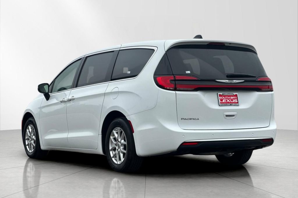 Used 2023 Chrysler Pacifica Touring-L image 4