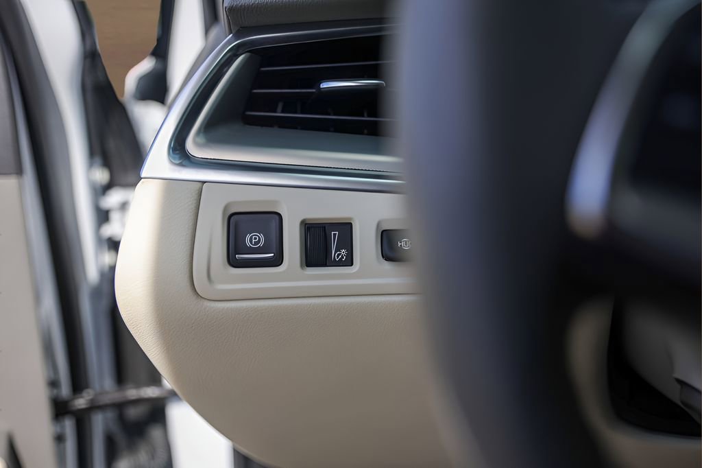 Certified 2024 Cadillac XT5 Premium Luxury w/ Technology Package FWD image 15